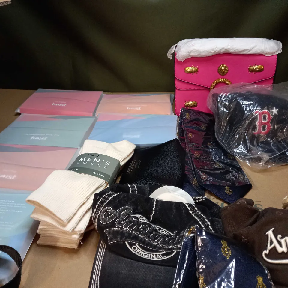 LOT OF APPROX. 20 ASSORTED CLOTHING ACCESSORIES  IN VARYING SIZES/COLOURS/STYLES TO INCLUDE: CAPS, BAGS, TIE'S