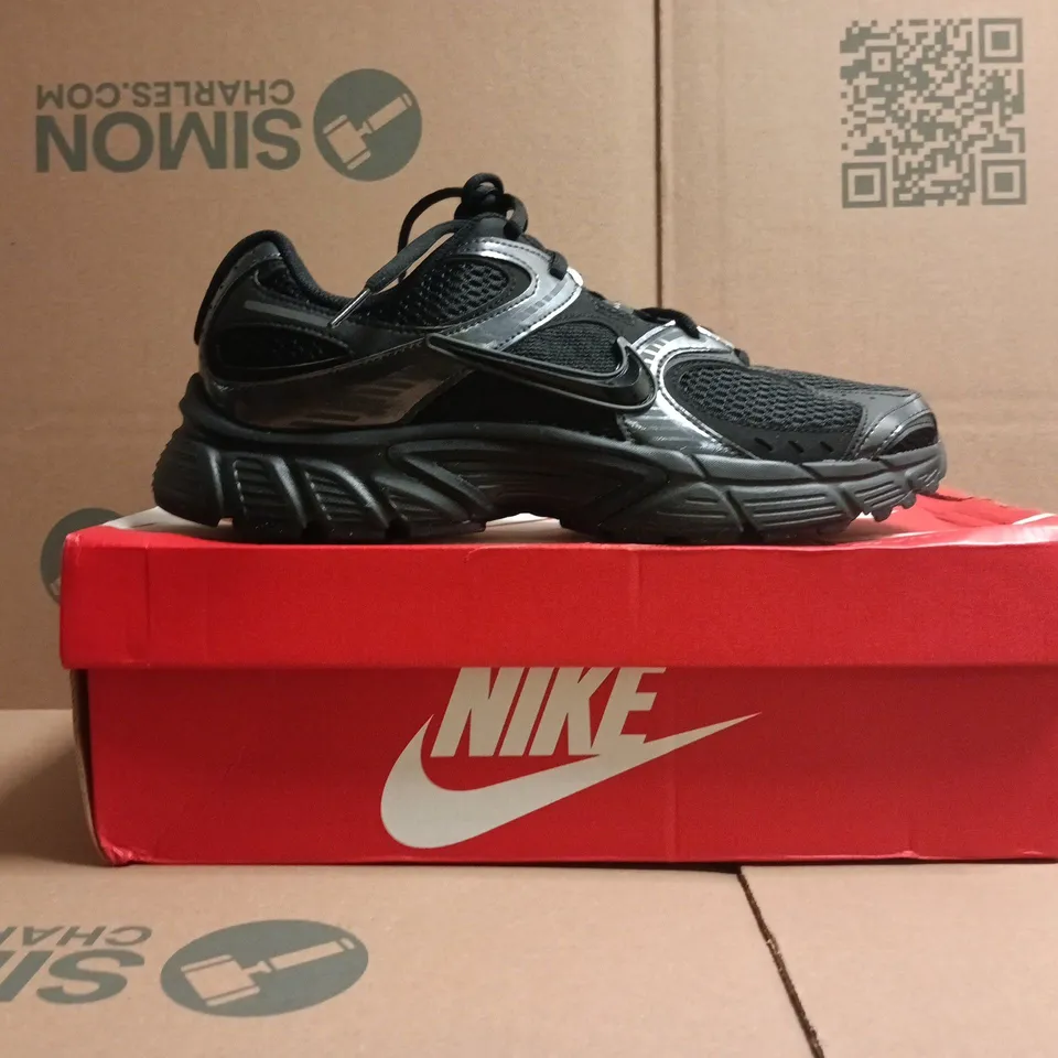 BOXED PAIR OF NIKE V5 RNR TRAINERS IN BLACK SIZE UK 8