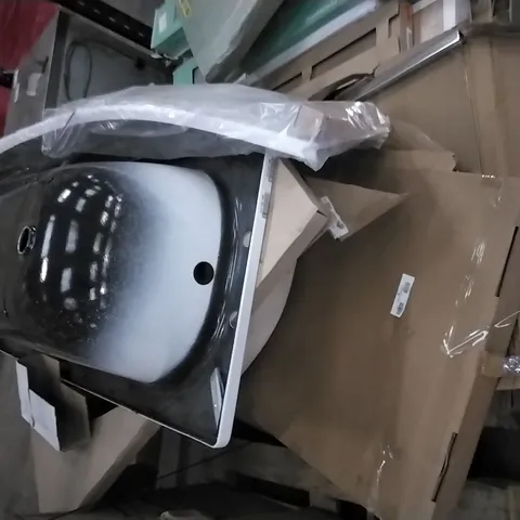 PALLET OF ASSORTED BATHS AND PANELS