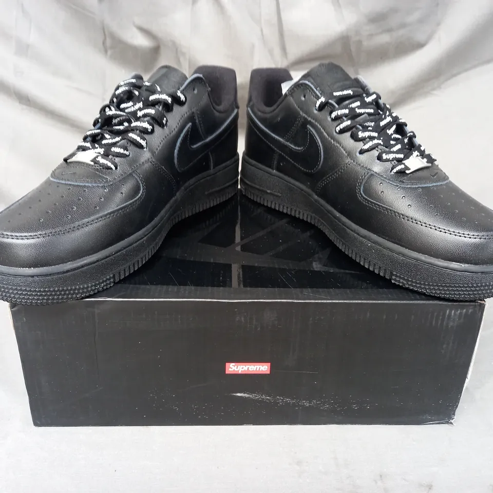 BOXED PAIR OF NIKE AIR FORCE 1 LOW SUPREME SHOES IN BLACK UK SIZE 9