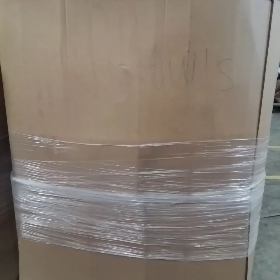 PALLET CONTAINING A LARGE QUANTITY OF PILLOWS