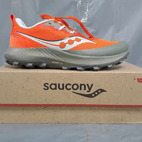 BOXED PAIR OF SAUCONY PEREGRINE 14 SHOES IN GREY/ORANGE SIZE UK 8.5