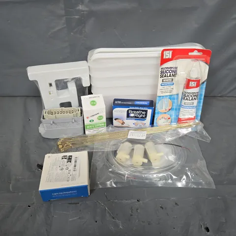 APPROXIMATELY 15 ASSORTED HOUSEHOLD ITEMS TO INCLUDE SILICONE SEALANT, MOTION SENSOR LIGHT, E LETTER DECOR PIECE, ETC
