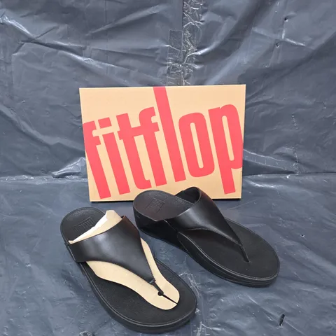 BOXED PAIR OF FITFLOP LULU LEATHER TOEPOST BLACK UK 6