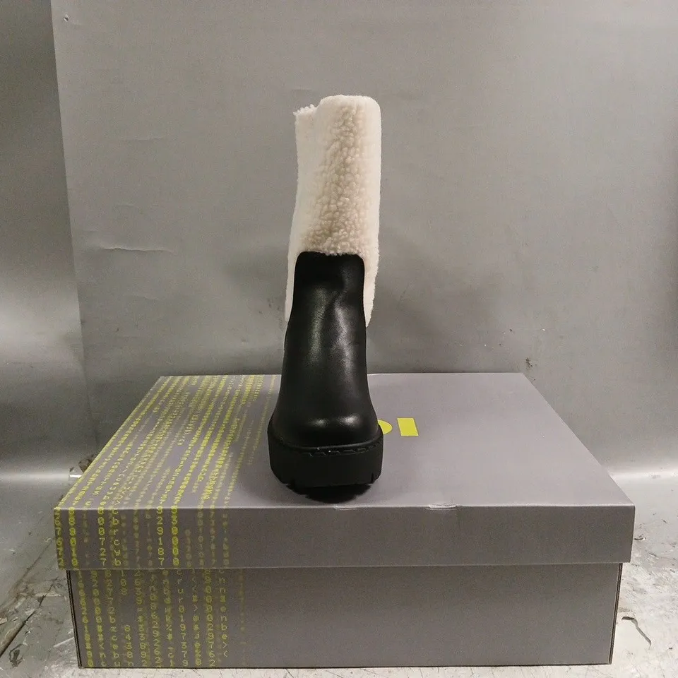 BOXED PAIR OF KOI TEXEL SHEARLING SWITCH BOOTS IN BLACK SIZE UK 4
