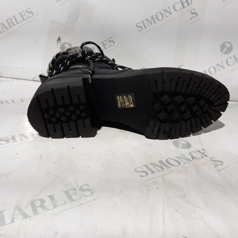 PAIR OF MODA IN PELLE CHALOTT LEATHER HIKING BOOT CREAM, UK SIZE 6