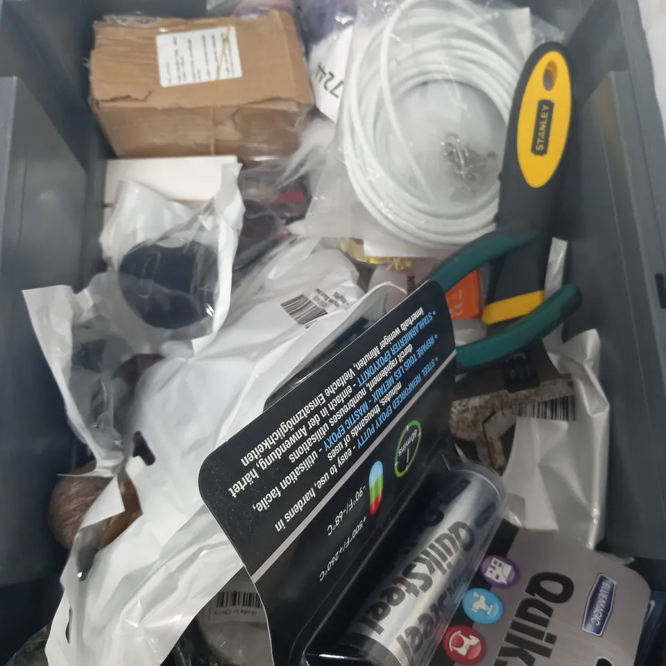 TOTE OF APPROXIMATELY 15 ASSORTED HOUSEHOLD  ITEMS TOO INCLUDE GARLANDS , SEALANT PACK , BUTTON HOOKS , ETC 