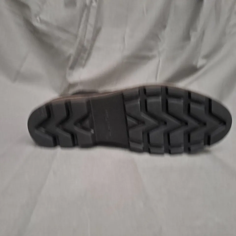PAIR OF VIONIC LARSON LACE UP BOOTS IN BLACK SIZE 5