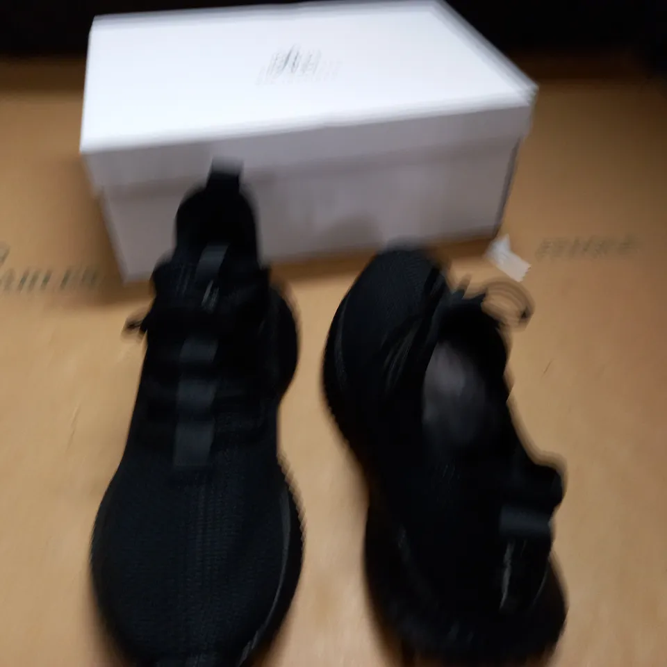 BOXED PAIR OF BEE INSPIRED COLE RUNNER BLACK/REFLECTIVE TRAINERS - EU 45