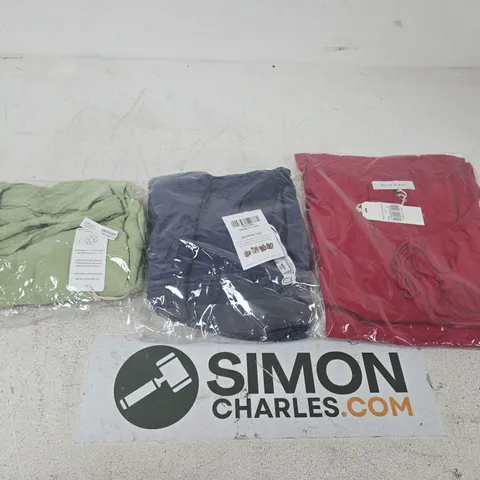 ASSORTED WOMEN'S CLOTHING LOT – PACKAGED GARMENTS (3+ ITEMS) (VERIFY) WOMEN'S CLOTHING BUNDLE – APROX 10 ITEMS TO INCLUDE CLOTHING ITEMS JUMPERS , TOPS AND DRESSES