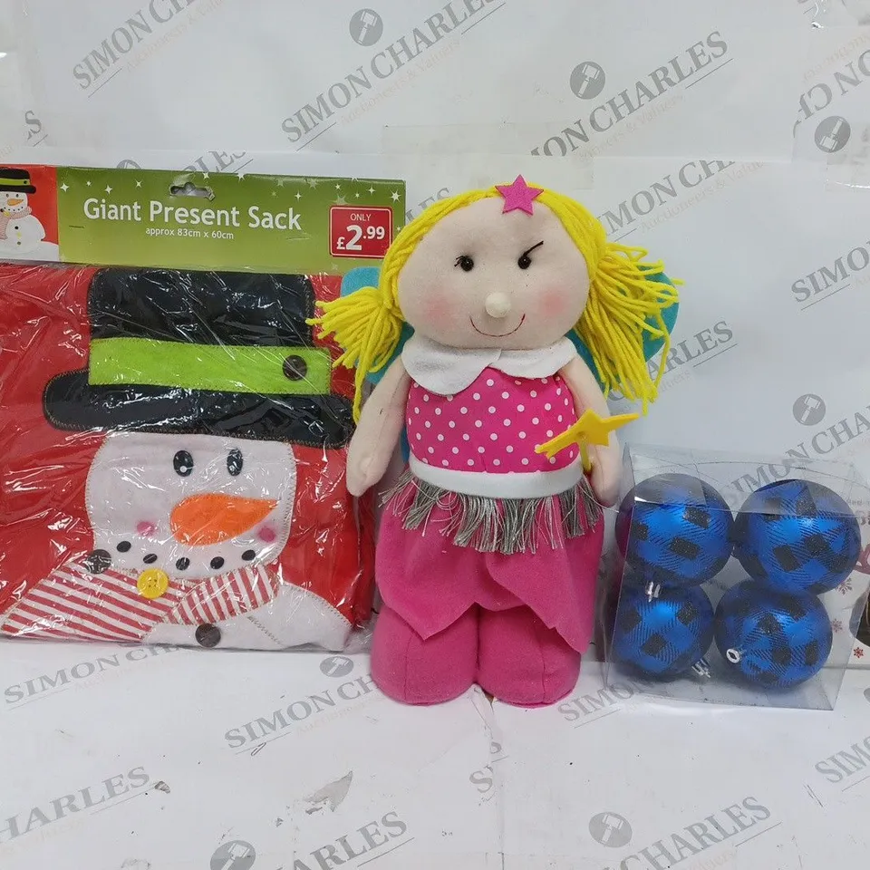 BOX OF APPROX 20 ASSORTED ITEMS TO INCLUDE - PUG CHRISTMAS CARDS - BLUE CHRISTMAS BAUBLES - GIANT PRESENT SACK ECT