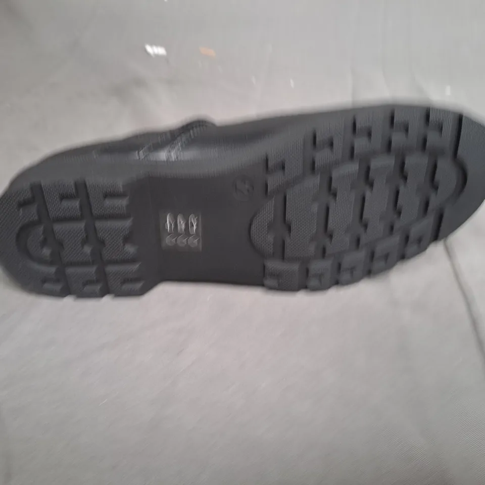 BOX OF APPROXIMATLY 10 BLACK LILLEY SHOE IN VARIOUS SIZES