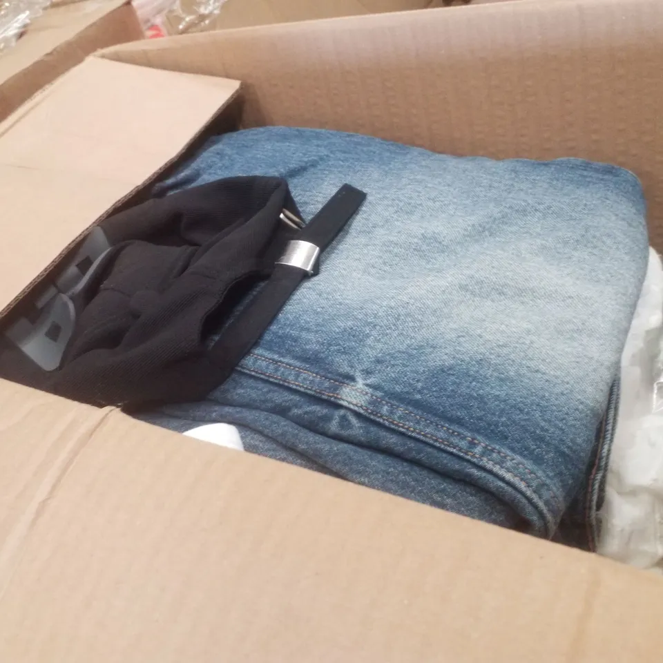 PALLET CONTAINING ASSORTED CLOTHING INCLUDING JACKETS, CAPS, JEANS & R SHAPED KEY RINGS