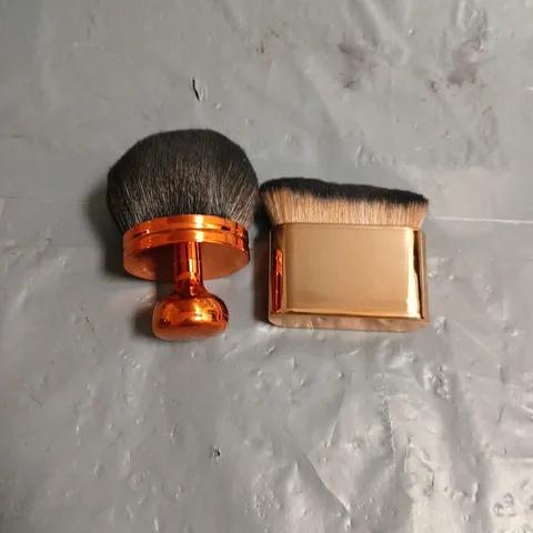 APPROXIMATELY 20 SELF TANNING/MAKEUP BODY BRUSHES