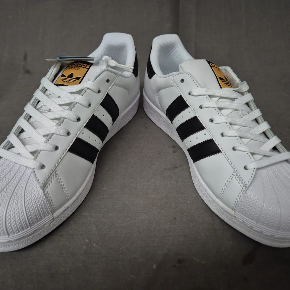 BOXED PAIR OF ADIDAS MEN'S SUPERSTAR SHOES IN WHITE/BLACK UK SIZE 9