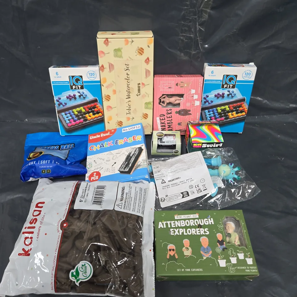 APPROXIMATELY 25 ASSORTED TOYS & GAMES TO INCLUDE STRESS BALL, BALLOONS AND CHALK ERASER