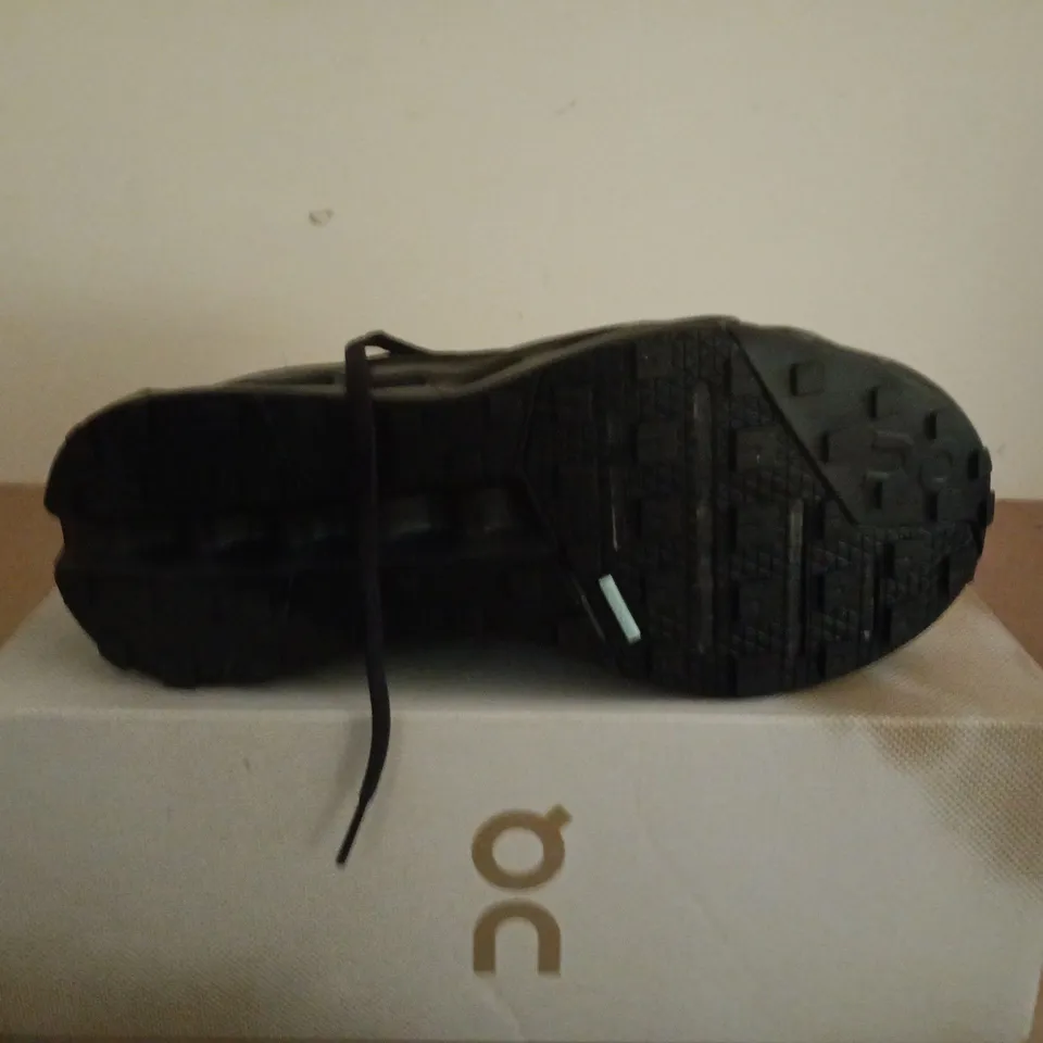 BOXED PAIR OF ON CLOUDHORIZON WP IN BLACK - UK 7