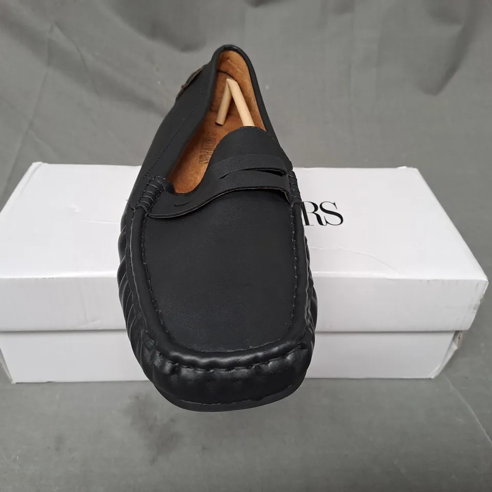 BOXED PAIR OF DREAM PAIRS SHOES IN BLACK EU SIZE 41