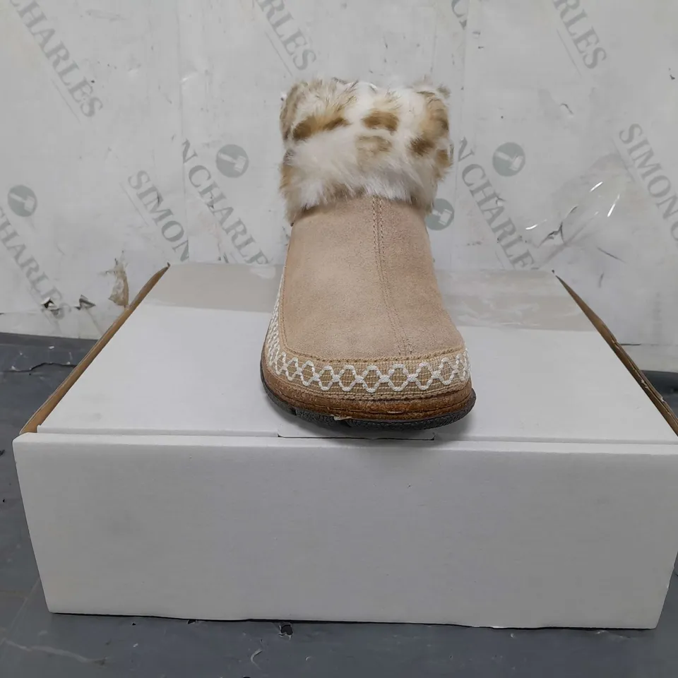 BOXED PAIR OF EARTH ORIGINALS EMMALYN BOOTIES IN BEIGE SIZE 6