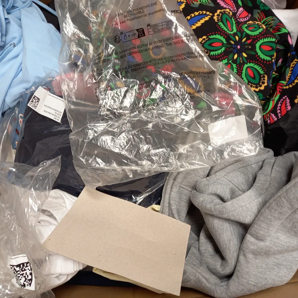 BOX OF APPROXIMATELY 25 ASSORTED CLOTHING ITEMS TO INCLUDE - HAT , SHORTS , SWINSUIT ETC