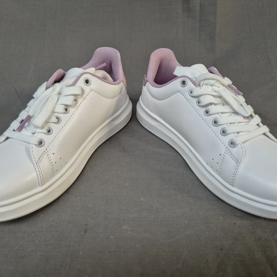 BOXED PAIR OF LEVI'S ELLIS LEATHER TRAINERS IN WHITE/PINK UK SIZE 3