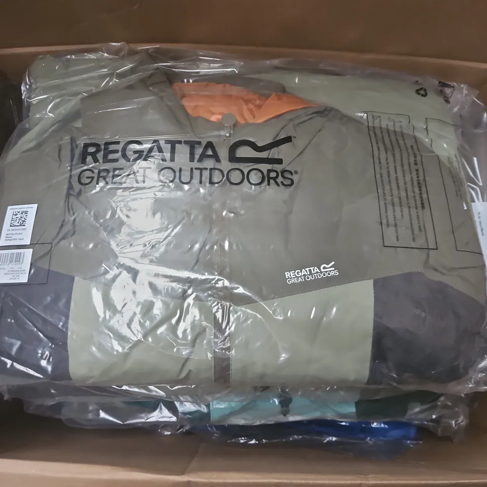 APPROXIMATELY 15 BRAND NEW REGATTA KIDS CLOTHING ITEMS IN VARIOUS SIZES, STYLES AND COLOURS TO INCLUDE HURDLE V, HURDLE, TREKKTAIN3IN1, ETC