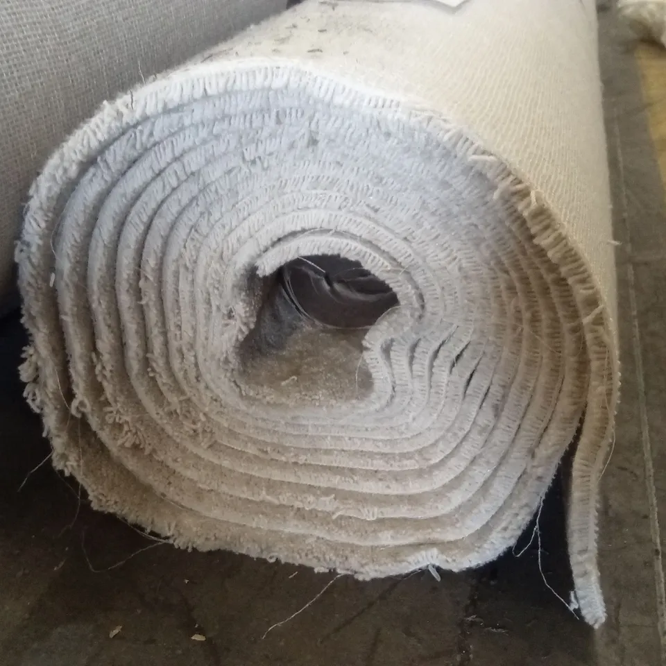 ROLL OF QUALITY LAKELAND HERD TWIST CARPET // APPROX SIZE: 7.43 x 5m