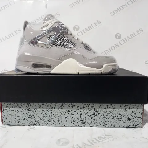 BOXED PAIR OF NIKE AIR JORDAN 4 RETRO SHOES IN GREY UK SIZE 3