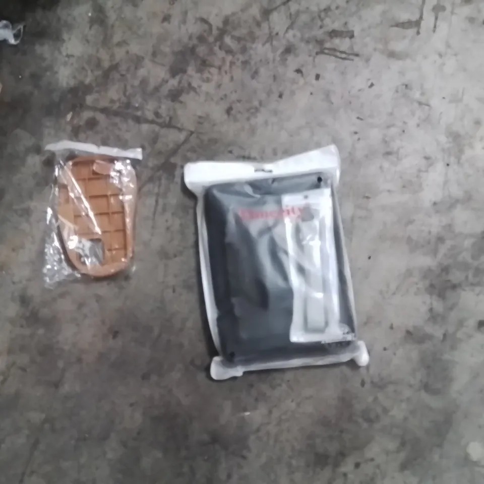 PALLET CONTAINING A LARGE QUANTITY OF TABLET CASES AND PHONE CASES AND SCREEN PROTECTORS
