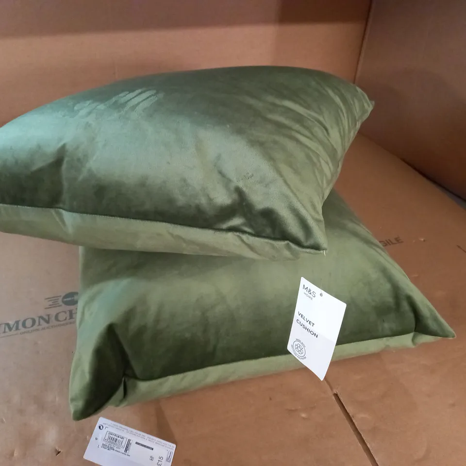 LOT OF 2 GREEN VELVET CUSHIONS - 45X45CM 