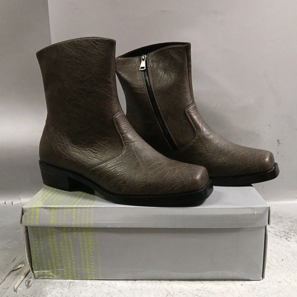 BOXED PAIR OF KOI THE CAVALRY MEN'S HEELED COWBOY BOOTS IN MOCHA FADE SIZE UK 12