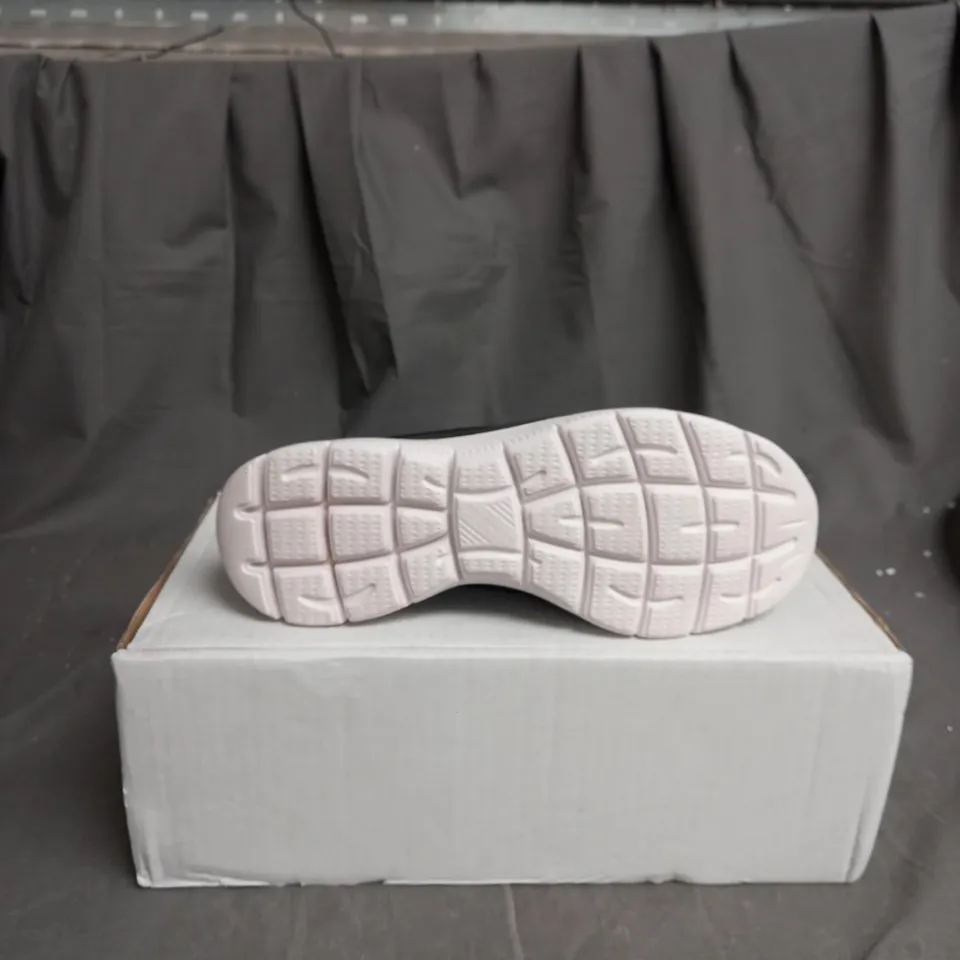 BOXED SKECHERS SUMMITS BUNGEE TRAINER SIZE 5.5