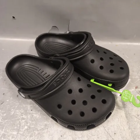 CROCS CHILDRENS CLASSIC CLOGS IN BLACK - J4