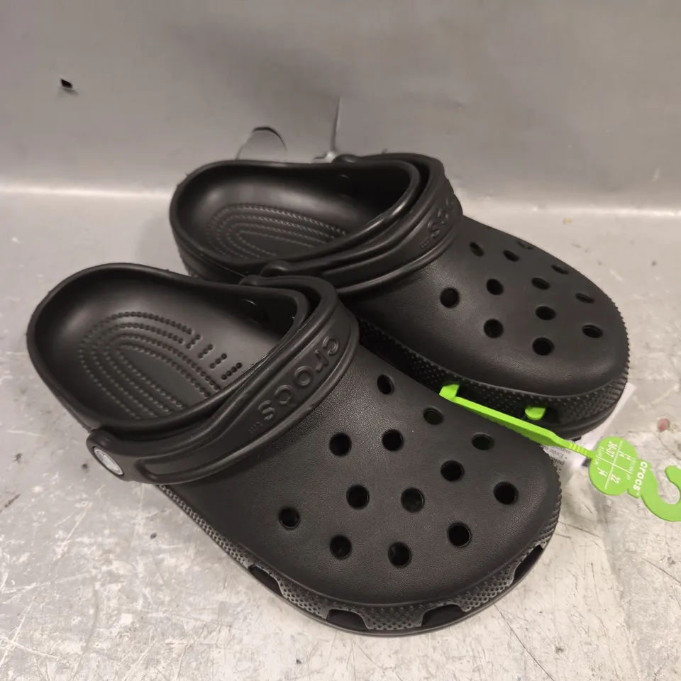 CROCS CHILDRENS CLASSIC CLOGS IN BLACK - J4