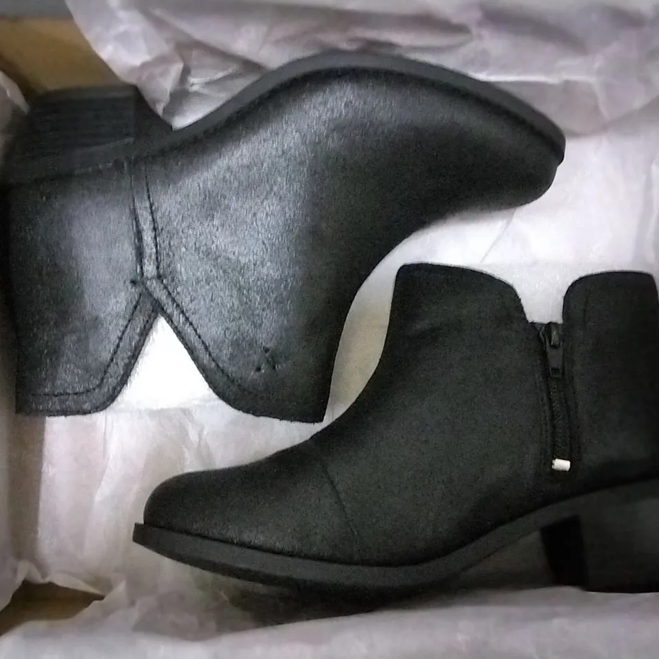 3 SHOE BOXES OF VIONIC SHOES INCLUDING 2 × FELICITY LIV METALLIC ANKLE BOOTS BLACK SIZE 4, MODO IN PELLE LOELLA HEELS PEWTER SNAKESKIN SIZE 4 