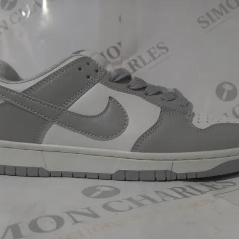 BOXED PAIR OF NIKE SHOES IN GREY/WHITE UK SIZE 6