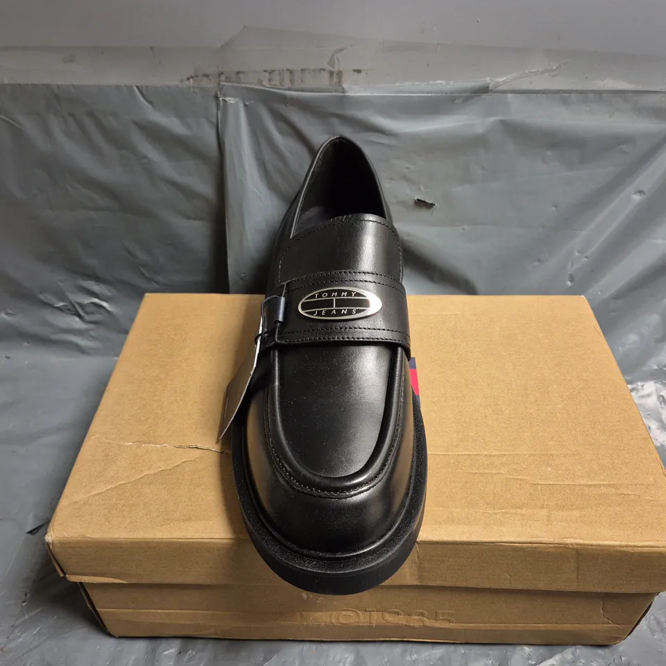 BOXED PAIR OF TOMMY JEANS FLAT LOAFERS IN BLACK - UK 7