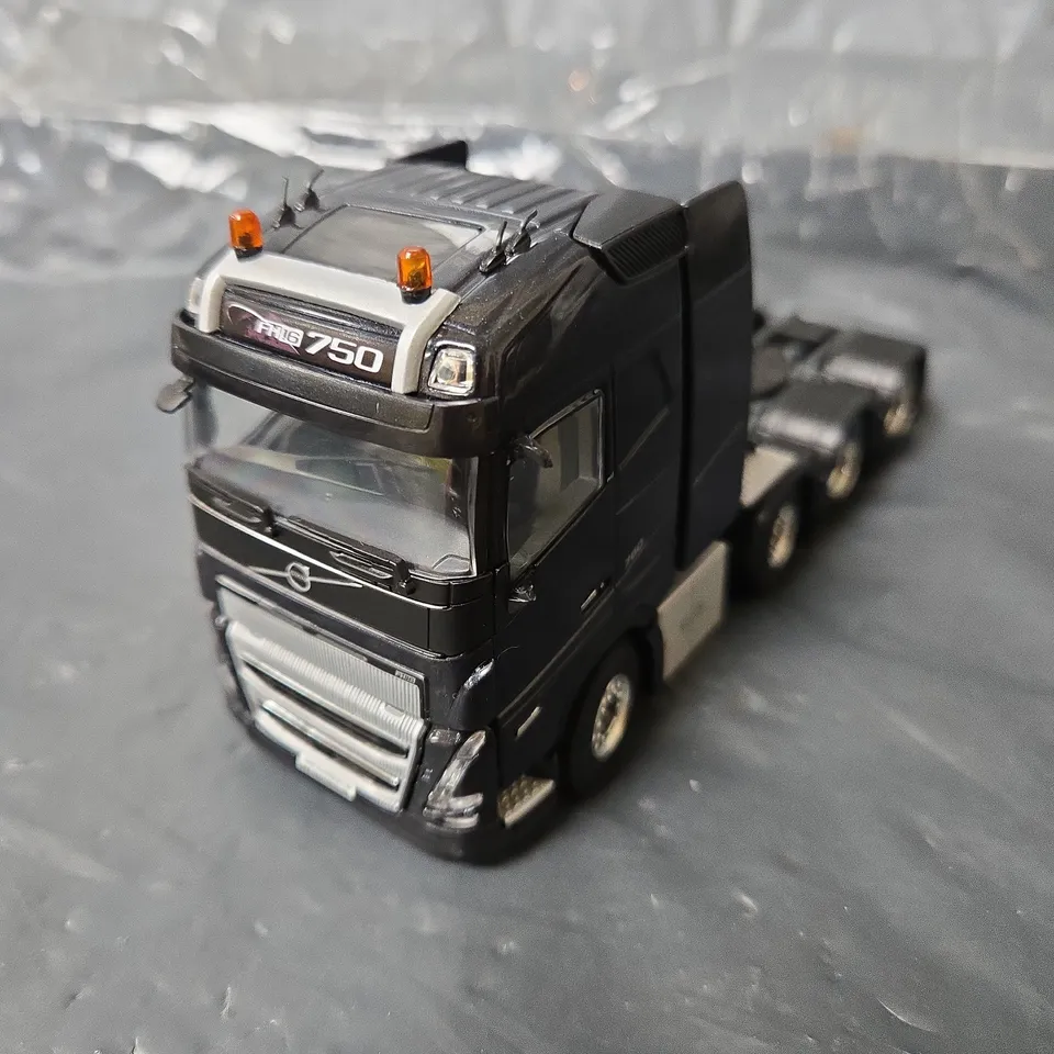 BOXED WSI MODELS VOLVO FH5 GLOBETROTTER 8X4 PREMIUM LINE