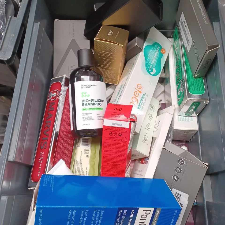 APPROXIMATELY 20 ASSORTED COSMETIC PRODUCTS TO INCLUDE MALIBU AFTER SUN SPRAY, ELF BRONZING DROPS, CETAPHIL CLEANSER