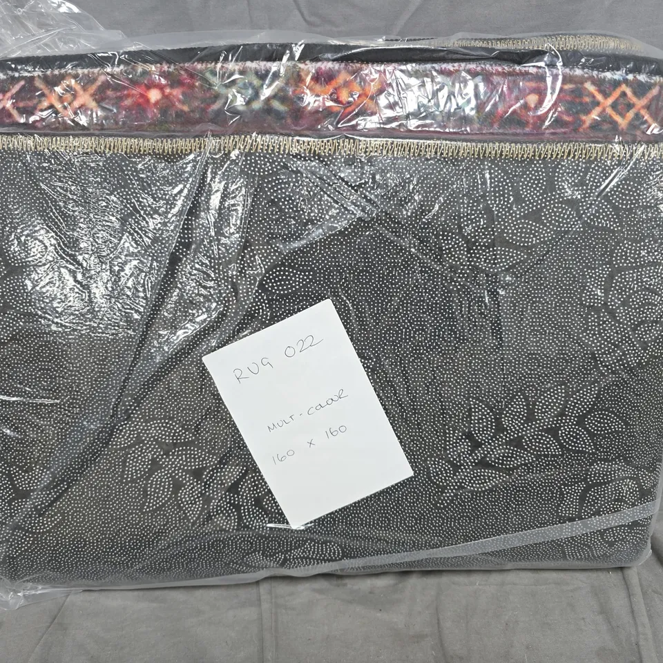 MULTI-COLOUR RUG, 160 X 160 CM