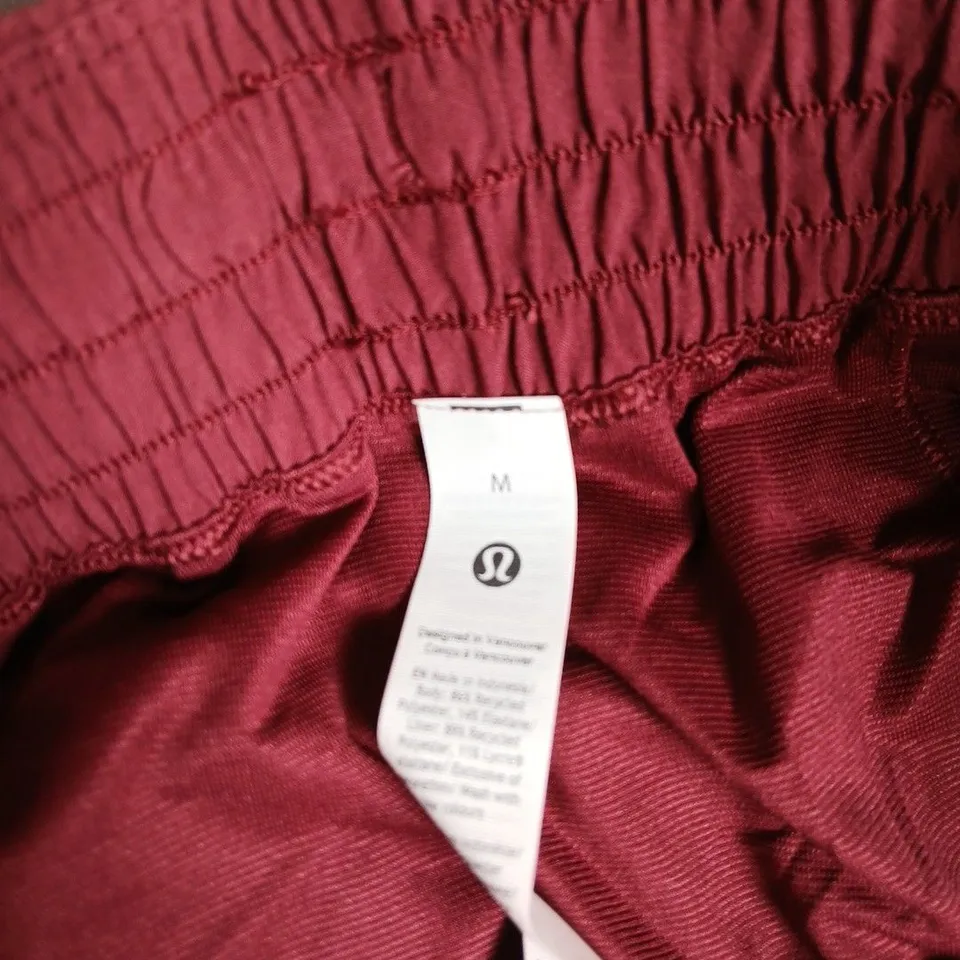 LULULEMON WOMEN'S BURGUNDY SHORTS – SIZE M