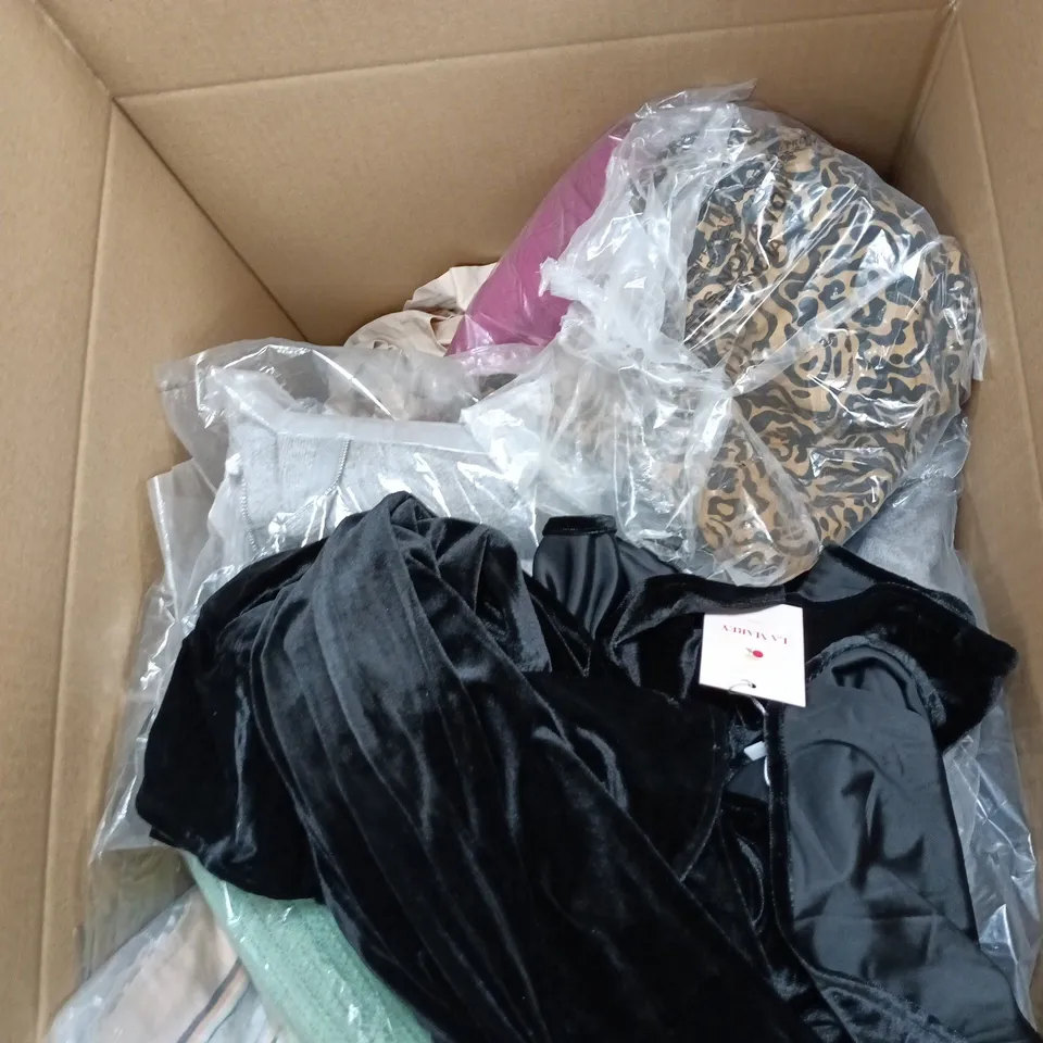 BOX OF APPROXIMATELY 25 ASSORTED CLOTHING ITEMS TO INCLUDE TAMSY, LA MAREY, MITZY ETC