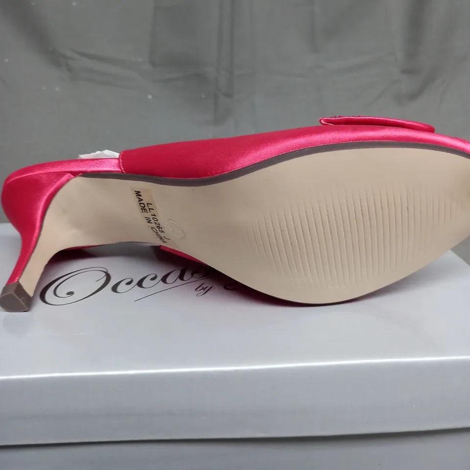 BOX OF 10 PAIRS OF FUCHSIA HIGH HEELED SHOES 