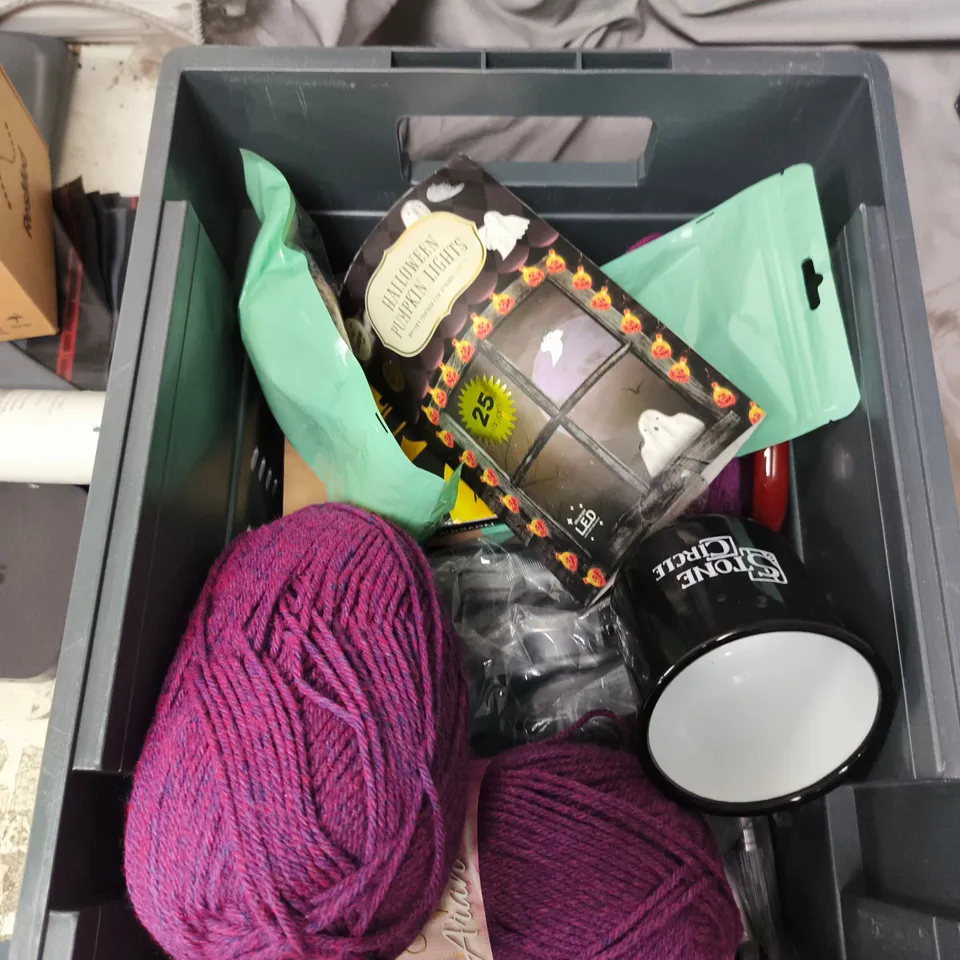 APPROXIMATELY 15 ASSORTED HOUSEHOLD ITEMS TO INCLUDE KU-STRING ROPE THRUSTER, TUB OF SILVER GLITTER AND PUPPY & MINI TRAINING LINE