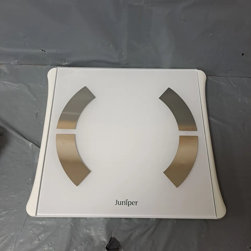 BOXED JUNIPER DIGITAL SCALE IN WHITE