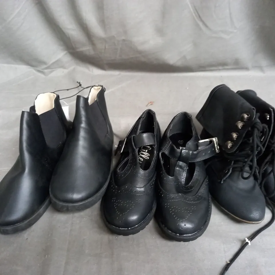 APPROXIMATELY 10 PAIRS OF ASSORTED KIDS SHOES IN VARIOUS STYLES AND SIZES 
