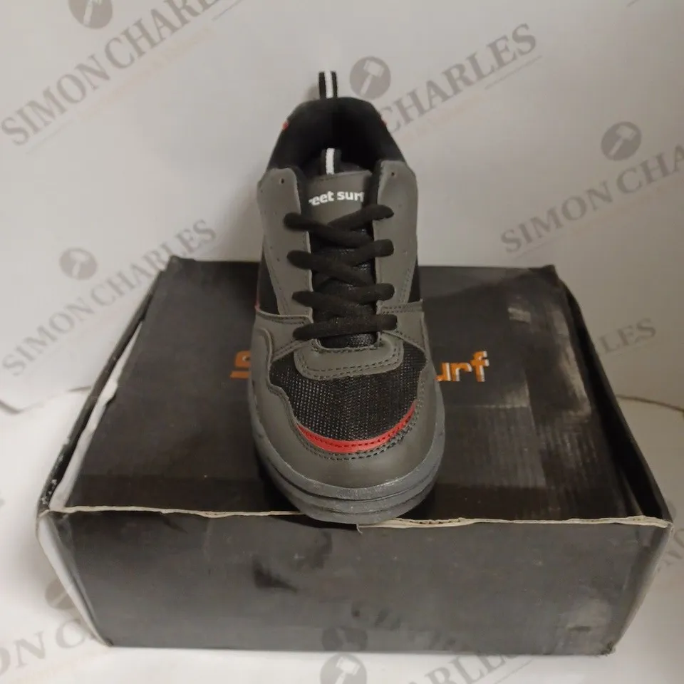 BOXED PAIR OF STREET SURF ROLLER SKATE TRAINERS - 4