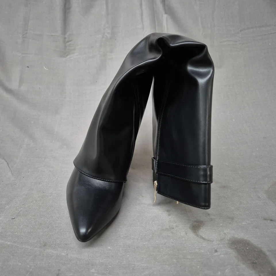 BOXED PAIR OF DESIGNER POINTED TOE BLOCK HEEL KNEE-HIGH BOOTS IN BLACK EU SIZE 40