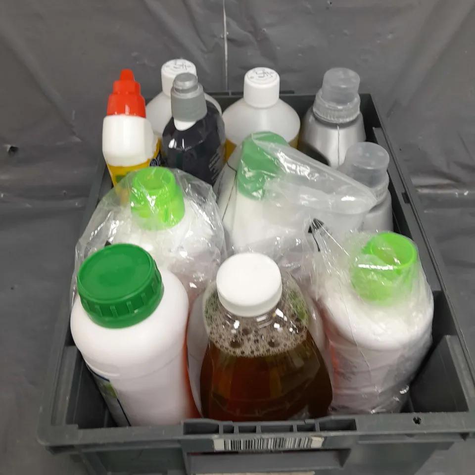 TOTE OF APPROX 10 CLEANING PRODUCTS TO INCLUDE BLEACH , RINSE AID , LAUNDRY LIQUID  , ETC  - COLLECTION ONLY