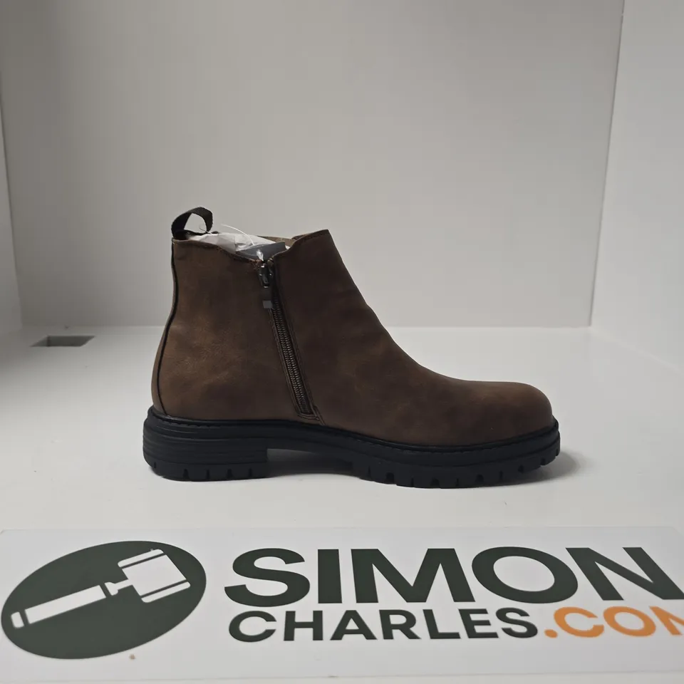 BROWN LEATHER CHELSEA BOOT WITH LUG SOLE PAVERS SIZE 8